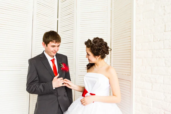 Sposa mette l'anello al dito dello sposo — Foto Stock