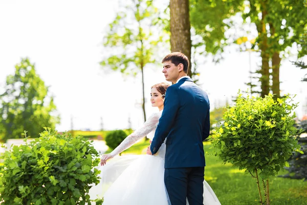 Novia y novio europeos abrazándose en el parque —  Fotos de Stock