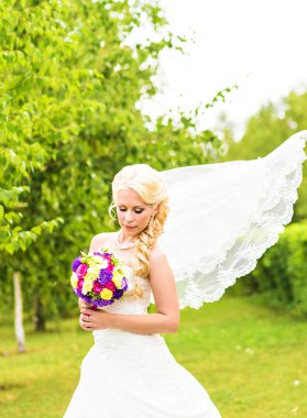 Güzel gelin düğün buket çiçek yeşil park açık havada'ile