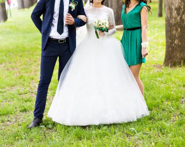 Gelin ve ışık yeşil nedime elbiseler giymiş onu nedime