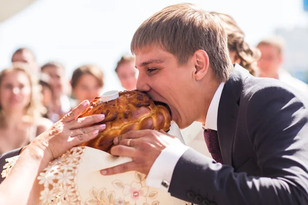 Ryska bröllop runt limpan. Bröllop bröd med salt. Ryska bröllopsceremoni — Stockfoto