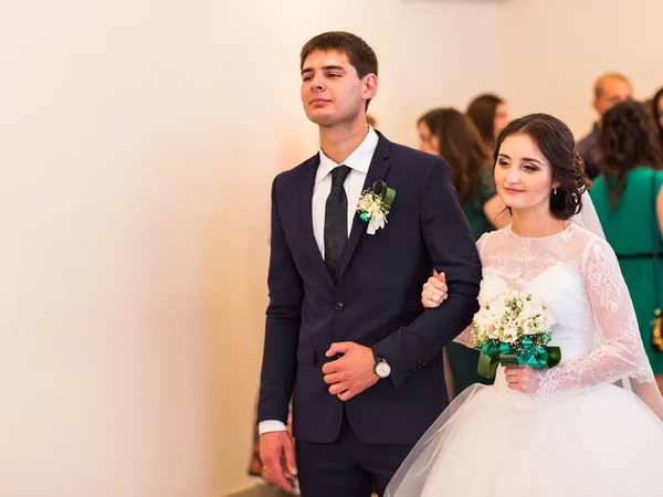 La novia y el novio se toman de la mano durante la ceremonia de boda. — Foto de Stock