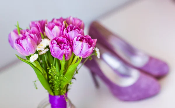 Весняно-рожеві тюльпани з фіолетовим жіночим взуттям — стокове фото