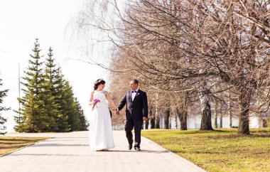 Düğün teması, el ele tutuşmalar, yeni evliler.