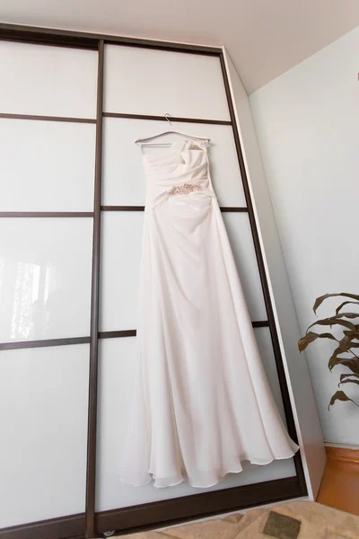 Vestido de novia colgando en la habitación —  Fotos de Stock