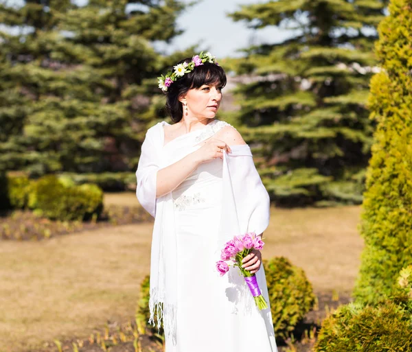 春花の花輪を持つ美しい女性. — ストック写真