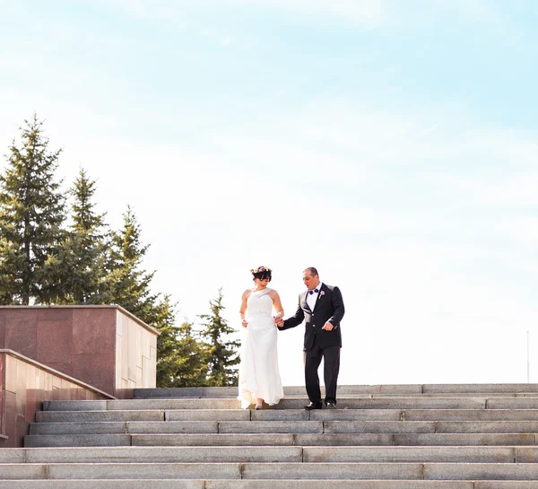Elegante elegante jovem casal bela noiva e noivo nas escadas. — Fotografia de Stock