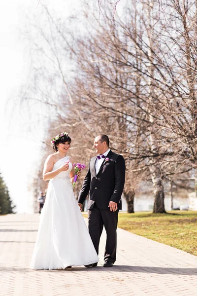 Thème de mariage, tenant les mains jeunes mariés — Photo