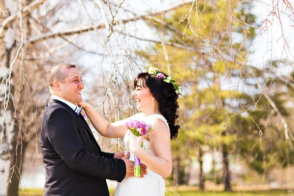 Retrato de la feliz novia y el novio riendo en la calle en el día soleado — Foto de Stock