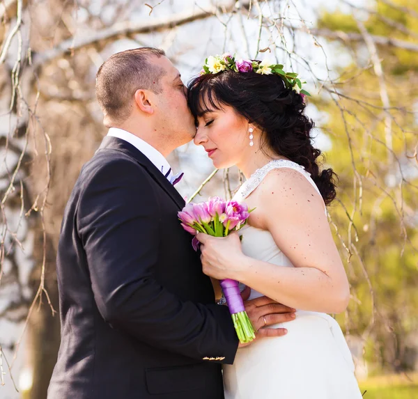 愛する新郎結婚式散歩にキスの花嫁額 — ストック写真