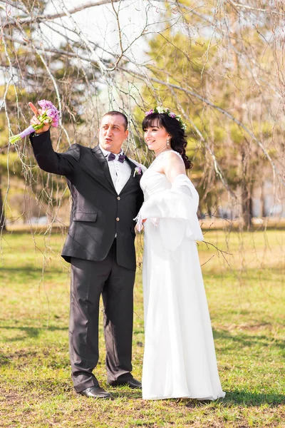 Téma esküvő, a menyasszony és a vőlegény átfogó — Stock Fotó