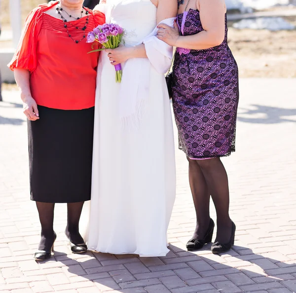 Sposa con madre e sorella — Foto Stock
