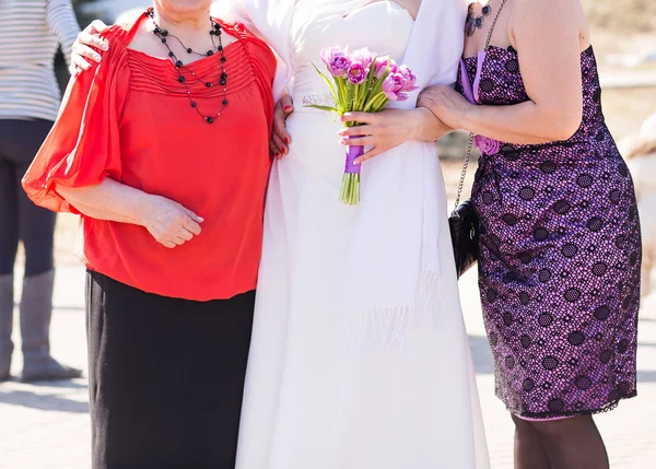 Bruid met moeder en zus — Stockfoto