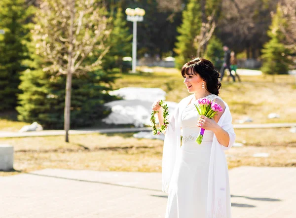 Hermosa mujer con corona de flores de primavera . —  Fotos de Stock