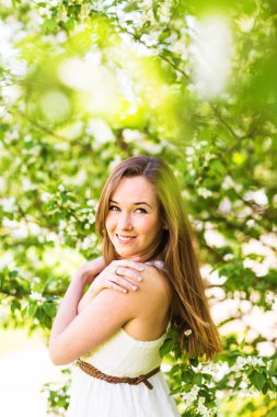 Bahar bahçe elma çiçeği, yumuşak odak arasında romantik genç kadın