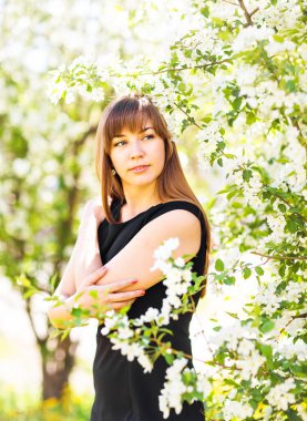 güzel bahar çiçekleri ile kız