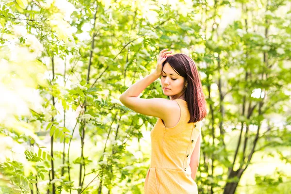 Portret van jonge mooie vrouw in lente bloesem bomen — Stockfoto