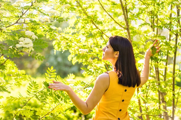 Portret van jonge mooie vrouw in lente bloesem bomen — Stockfoto