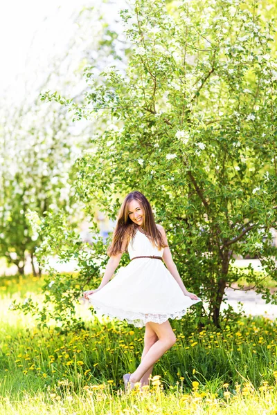 Romantique jeune femme dans le jardin de printemps parmi la fleur de pomme . — Photo