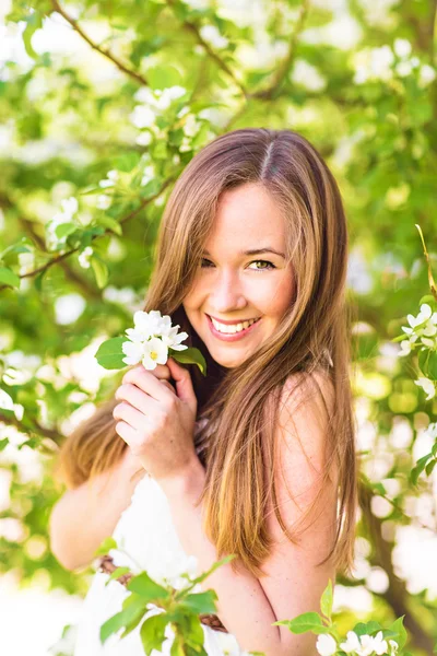 Belle jeune femme heureuse dans le jardin de printemps parmi la fleur de pomme, foyer doux — Photo