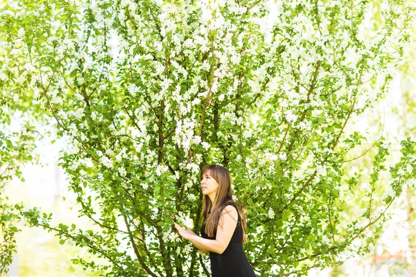 Prachtige lente meisje met bloemen — Stockfoto