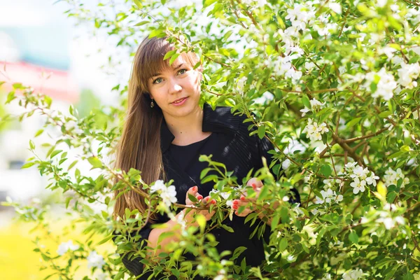 Belle fille de printemps avec des fleurs — Photo