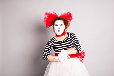 Pandomimci Nisan Fools Day kavram giyinmiş bir komedyen kadın portresi