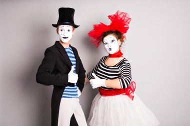 Bir iki mutlu portre başparmak yukarıya, Nisan Fools Day kavramı gösterilen komedyen pandomim