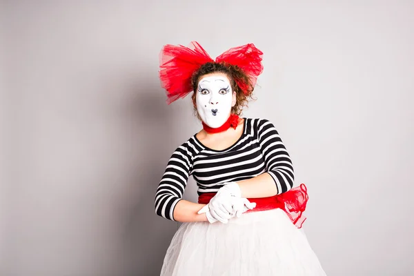 Mime、エイプリルフール概念として着飾ったコメディアンの女性の肖像画 — ストック写真