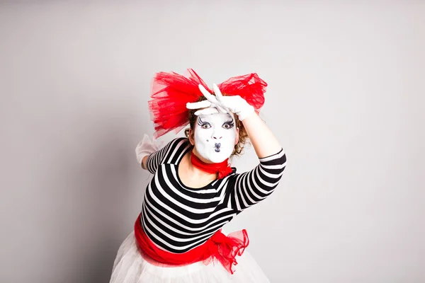 Retrato de uma mulher comediante vestida de mímica, conceito de April Fools Day — Fotografia de Stock