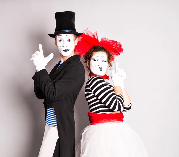 Artistas de rua se apresentando, Dois mimes homem e mulher em abril tolos dia . — Fotografia de Stock