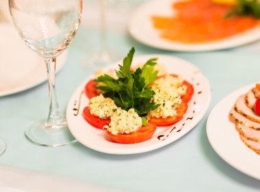 Domates ve peynirle balsamik sirke ile plaka