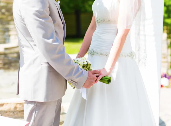 결혼 테마, 손을 잡는 신혼 부부 — 스톡 사진