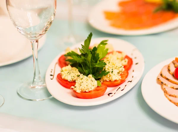 Тарелка с помидором и сыром с бальзамическим уксусом — стоковое фото