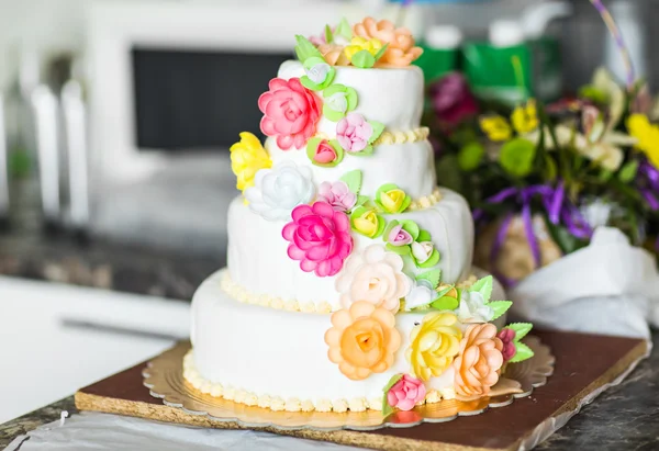 Bolo de casamento rosa e branco com rosas — Fotografia de Stock