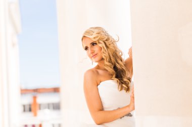 Moda düğün saç modeli açık havada ile güzel gelin