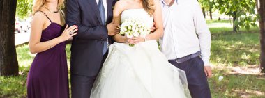 Mutlu gelin ve damat ile misafirler bahçede duran