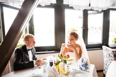 mutlu damat ve gelin beraber eğleniyor kafede. mutlu yeni evli çift, düğün