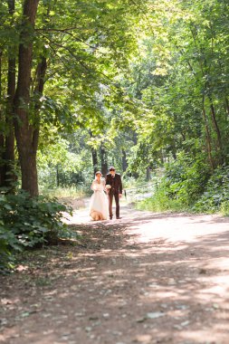 Güzel bir çift düğünün tadını çıkarıyor.