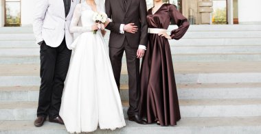 Mutlu gelin ve damat ile misafirler bahçede duran