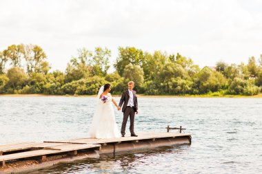 Güzel gelin ve damat bir göl veya nehir tarafından