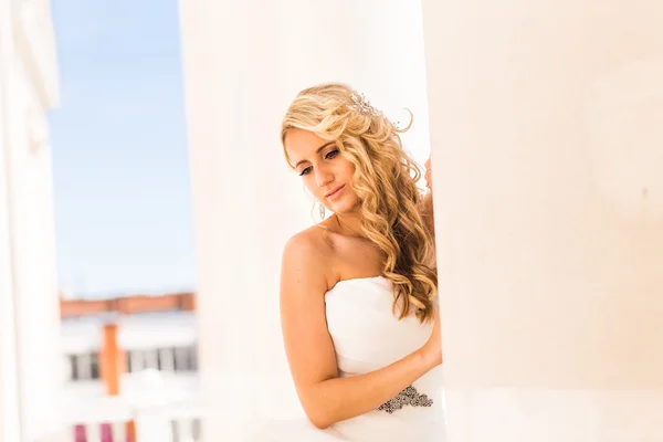 Schöne Braut mit modischer Hochzeitsfrisur im Freien — Stockfoto