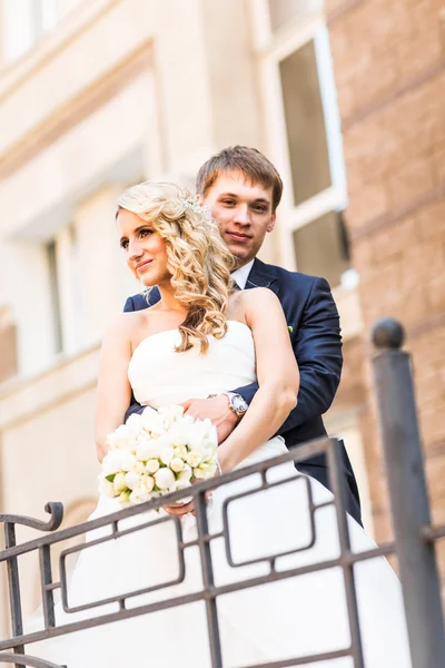Şık gelin ve damat düğün günü dışarıda birlikte poz veriyorlar. — Stok fotoğraf