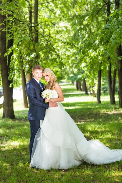 Mariée et marié dans le parc été en plein air . — Photo