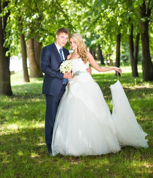 Mariée et marié dans le parc été en plein air . — Photo