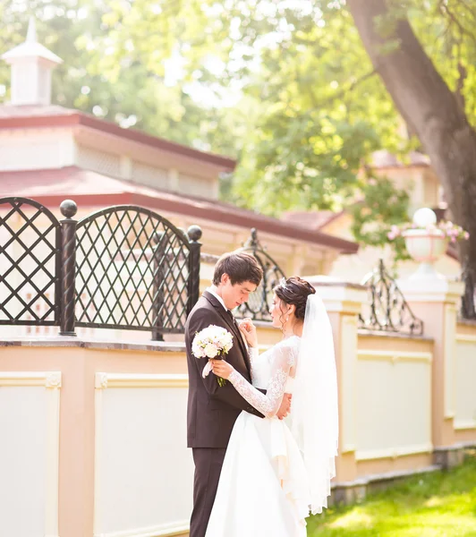 Solo pareja casada abrazada — Foto de Stock