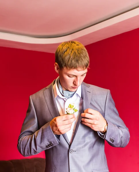 Bruidegom in een pak houden knoopsgat — Stockfoto