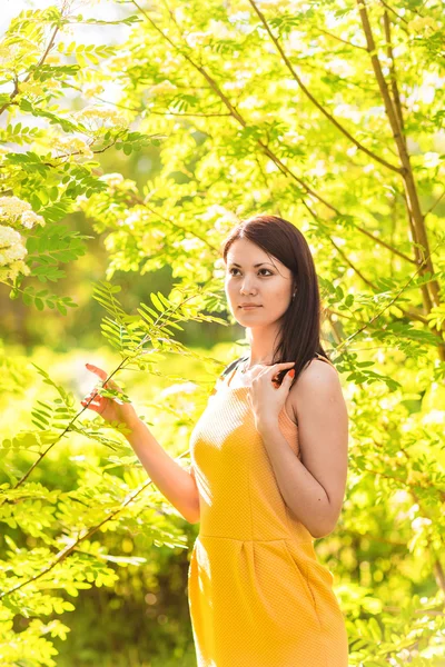 Portrait de jeune belle femme dans les arbres de fleur de printemps — Photo