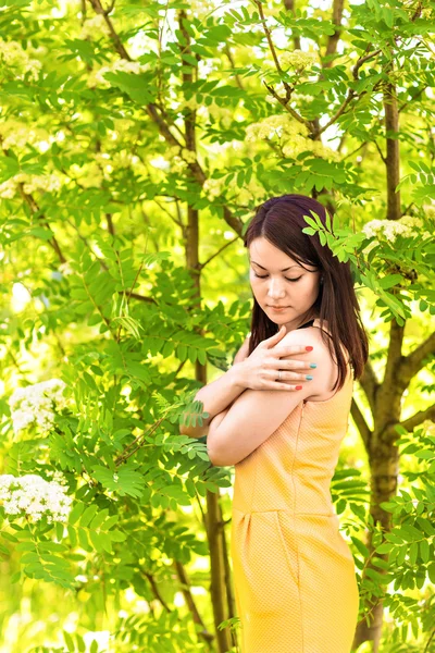 Портрет молодой азиатки на весеннем цвету деревьев — стоковое фото