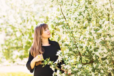 güzel bahar çiçekleri ile kız